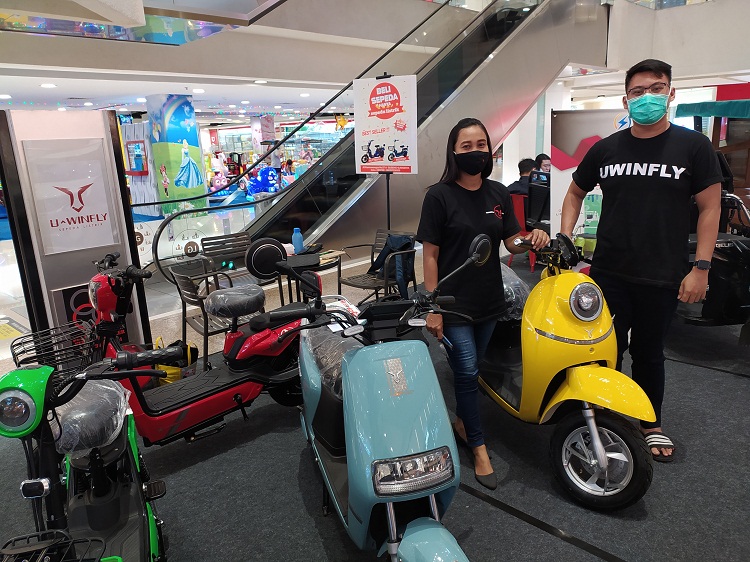 Robby, Direktur Utama Uwinfly dengan produk sepeda listrik miliknya. SP/ Satrya Nugraha