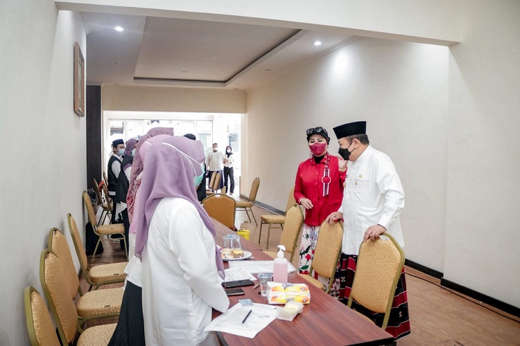 Ketua TP PKK Kabupaten Jember, Dra. Hj. Kasih Fajarini saat melaksanakan aksi jemput bola. SP/ Dik