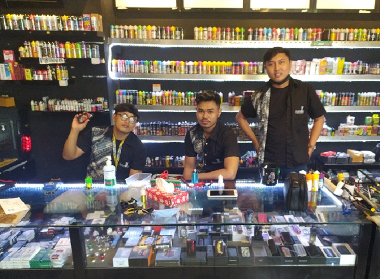 Bagas dan vaporista Vapeboss Cabang Gubeng. SP/ Satrya Nugraha