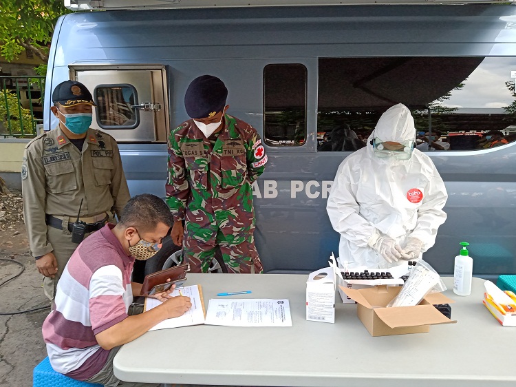 Warga saat mengisi dokumen pemeriksaan tes swab antigen. SP/Sem