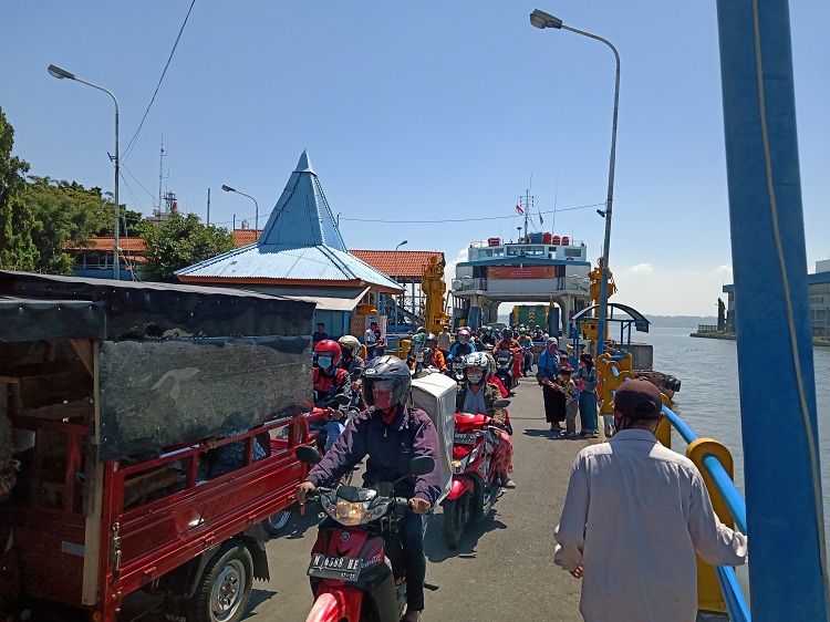 Ratusan penumpang kapal Tongkol saat tiba di Pelabuhan Ujung Surabaya. SP/ Sem