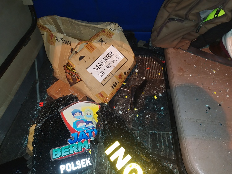 Kondisi mobil Satpol PP pasca kerusuhan di Jl Bulak Banteng. SP/ Ang