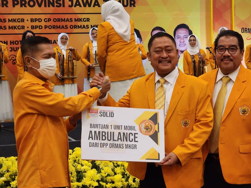 Ketum MKGR Adies Kadir menyerahkan simbolis Mobil Ambulance kepada Ketua MKGR Jatim Kodrat Sunyoto di Surabaya, Sabtu (15/7/2023).