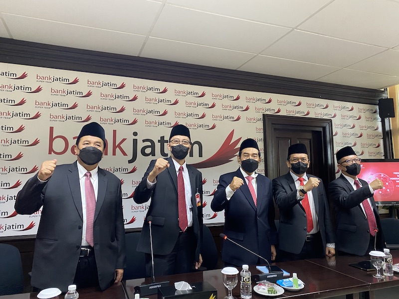 Dari kiri : Sumaryono (komisaris independen), Busrul Iman (direktur utama), Suprajarto (komisaris utama), Edi Masrianto (direktur komersial & korporasi), R Arief Wicaksono (Direktur Konsumer Ritel & Usaha Syariah) usai RUPS Bank Jatim, Kamis (17/3/2022). 