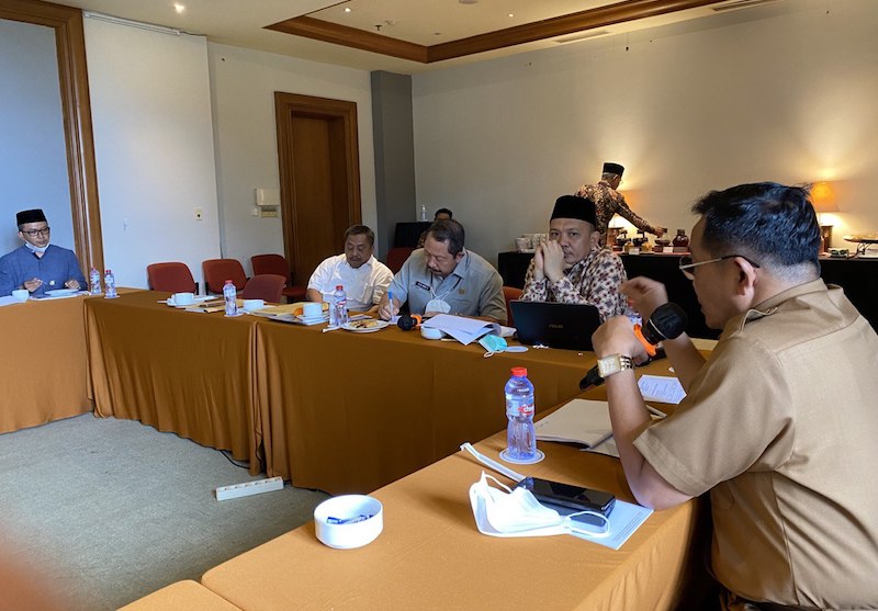 Pimpinan dan Anggota Komisi A DPRD Jatim saat rapat membahas perkembangan program Satu Data bersama Dinas Kominfo di Pasuruan, Selasa 4/10/2022.