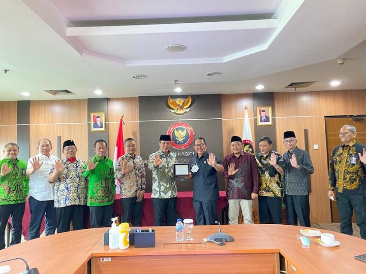 Kepala BNPT Boy Rafli Amar dan Ketua Komisi A DPRD Jatim (tengah) beserta rombongan saat kunjungan kerja di Jakarta, Selasa 21/6/2022. SP/Riko Abdiono