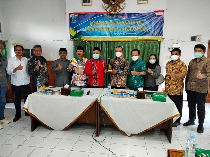 Pimpinan dan anggota Komisi B DPRD Jatim saat kunjungan kerja ke kantor Cabang Dinas Kehutanan Jatim Wilayah Nganjuk, Selasa (8/3/2022).