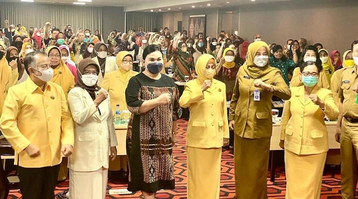 Anggota Komisi E DPRD Jatim Hari Putri Lestari (Baju Batik) saat menjadi narasumber di Rakor Pembina Pendidikan Provinsi Jatim, di Surabaya, Rabu (29/6/2022).