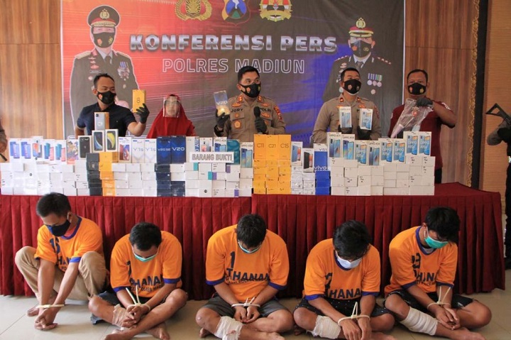 Kapolres Madiun AKBP Jury Leonard Siahaan dan jajaran menggelar konferensi pers pengungkapan kasus pencurian dengan pemberatan di Toko HP Maju Hardware Caruban yang melibatkan komplotan residivis hingga merugikan ratusan juta rupiah, Minggu (27/6/2021).