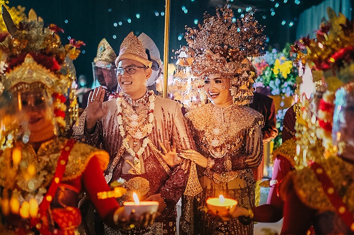Resepsi Dr. Dwi Wijaya dengan Juliana Evawati (Jeje) mengusung konsep Adat Palembang yang digelar di Grand City Convention Hall, Surabaya, Sabtu (9/1). SP/Patrik Cahyo