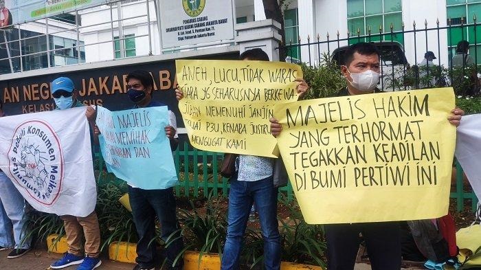 Sejumlah konsumen melakukan aksi di luar Pengadilan Negeri Jakarta Barat, Selasa (7/2/2023) setelah sidang gugatan pengembang Meikarta ditunda karena Pengembang yang menggungat konsumen selalu mangkir.
