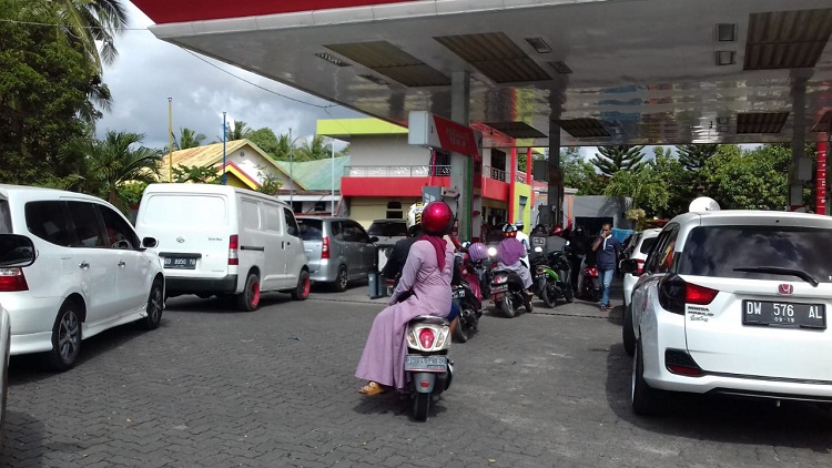 Puluhan kendaraan yang antre mengisi BBM di SPBU. SP/ JKT