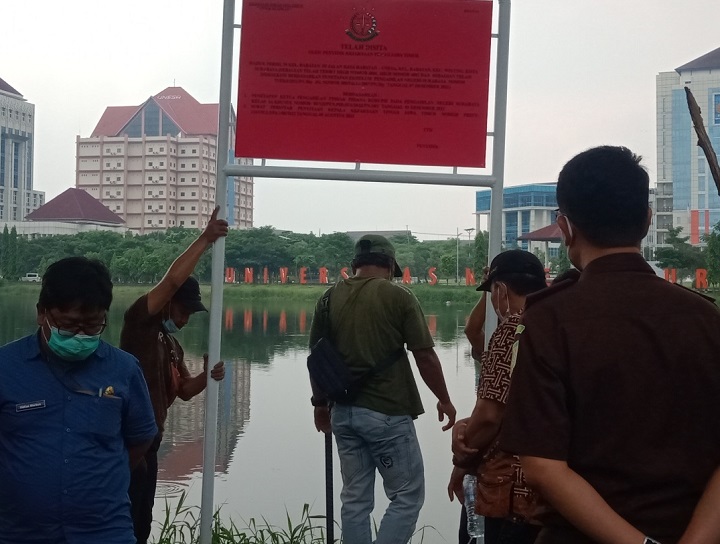 Tim penyidik dari Pidsus Kejati Jatim melakukan penyitaan aset Pemkot Waduk Wiyung dengan memasang plang bahwa perkara sedang dilakukan pengusutan dugaan korupsi. SP/Budi Mulyono