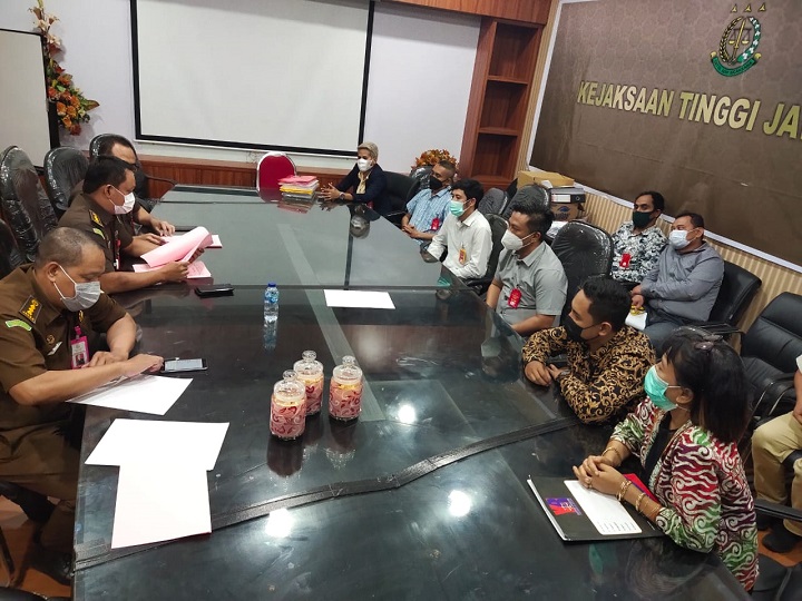 Empat tersangka kasus kredit fiktif senilai Rp 150 Miliar di Bank Jatim cabang Kepanjen Malang, sesaat sebelum dijebloskan ke Tahanan Klas I Cabang Kejati Jatim, Senin (1/3/2021). SP/Budi Mulyono