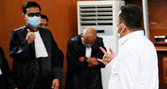 Kuat Ma'ruf mengacungkan salam metal kepada jaksa penuntut umum, usai dirinya divonis 15 tahun penjara, Selasa (14/2/2023).