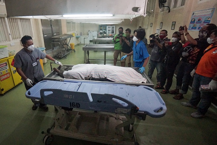 Jenazah kurir sabu berinsial FP (43) warga Bangkalan Madura saat tiba di Kamar Mayat RSU dr Soetomo, (17/12/2020) dini hari WIB. SP/Julian Romadhon