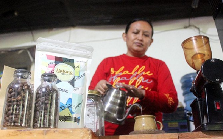 Kurnia Eka Kusuma sedang menyeduh kopi. SP/ TLG