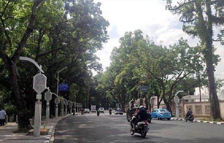 Penampakan viral jalanan yang dicap berbentuk hantu pocong di Medan. SP/ MDN 