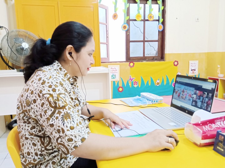 Salah satu guru di bawah naungan YPPI Surabaya, memberikan materi PJJ terhadap para siswa. SP/Semmy