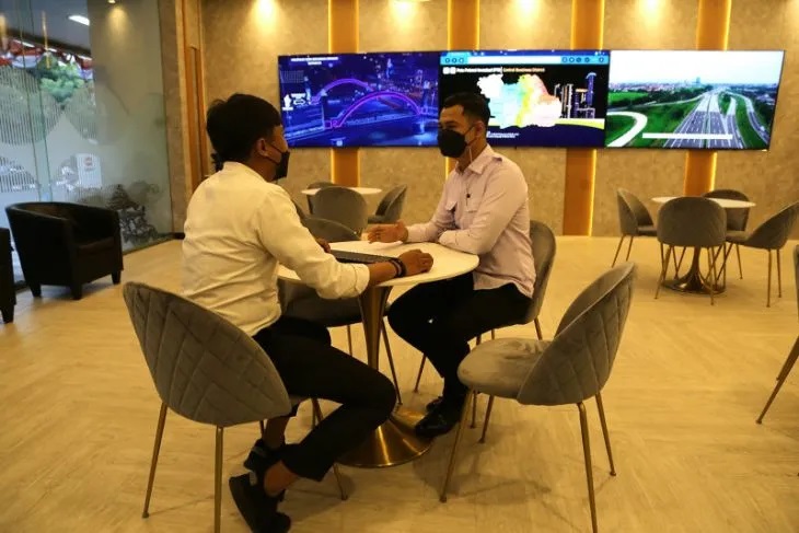 Petugas Dinas Penanaman Modal dan PTSP Kota Surabaya saat mendampingi para pelaku usaha menyampaikan LKPM. Foto: Diskominfo Surabaya.