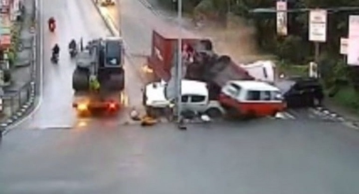 Momen saat truk bebas menyeruduk mobil dan motor di depannya.