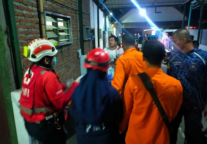 Situasi di rumah pasangan lansia di Jalan Gersikan II, yang didatangi petugas BPBD Kota Surabaya dan petugas kepolisian.