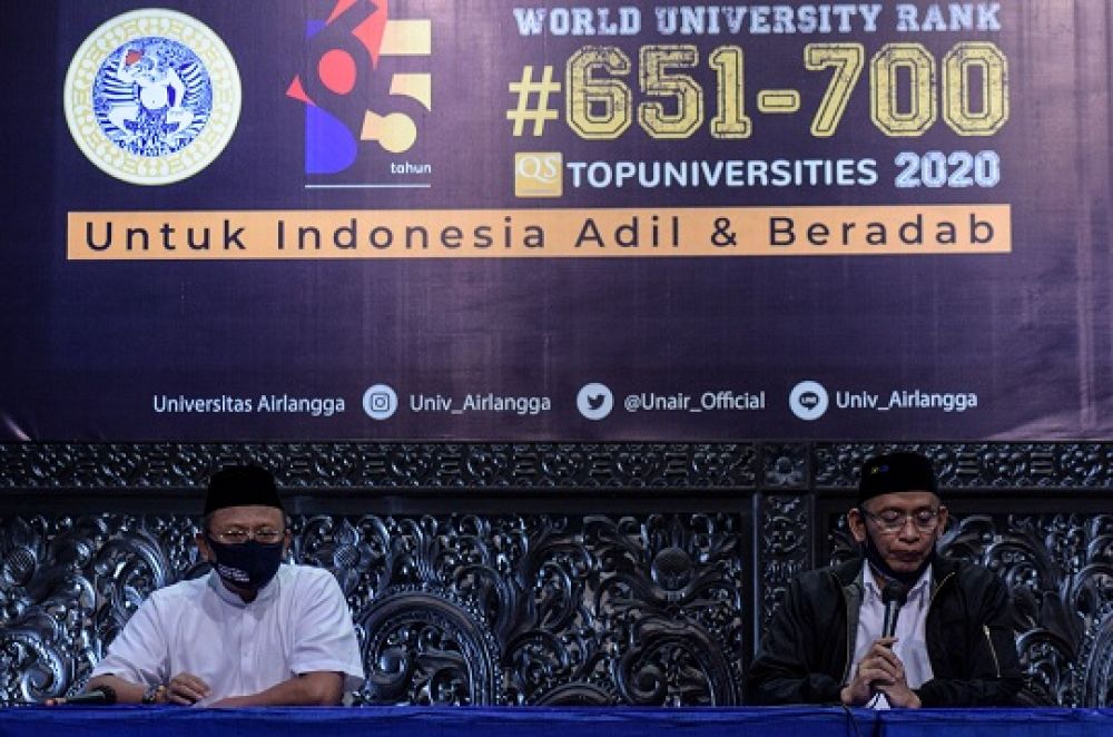 Rektor Universitas Airlangga Surabaya Prof. Dr. Mohammad Nasih (Kanan) yang turut didampingi oleh Sekertaris Drs. Koko Srimulyo (Kiri) saat melaunching 5 obat kombinasi Covid -19.SP/PATRICK