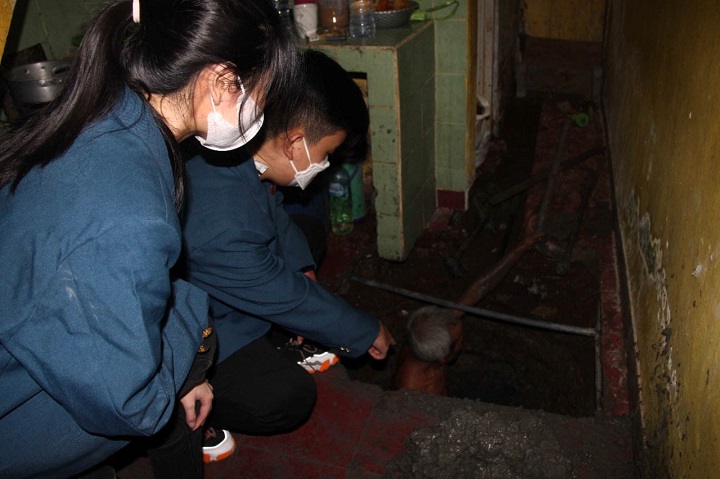 Mahasiswa UK Petra mendampingi warga dalam pembuatan sanitasi di Eks Lokalisasi Dolly, Kota Surabaya, Jawa Timur, Minggu (30/5).SP/Patrik Cahyo