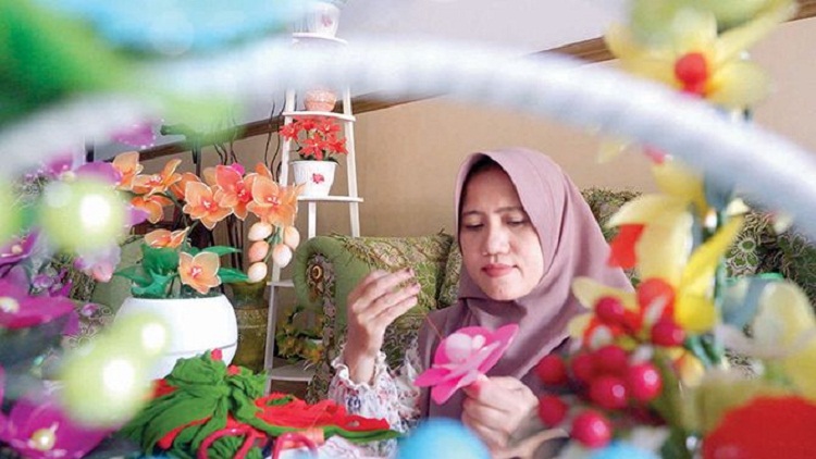 Lina Mustika Dewi yang tengah membuat kerajinan bunga dari kain stocking. SP/ TLG