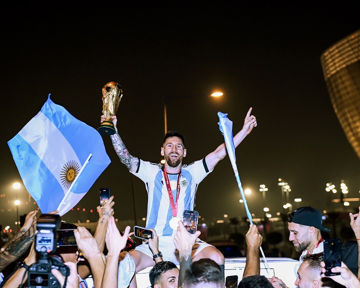 Selebrasi ikonik Diego Armando Maradona saat meraih Piala Dunia tahun 1986, dipaksa oleh rekan-rekan Lionel Messi untuk diperagakan kembali dengan diarak di dalam stadion, usai menjadi Juara Piala Dunia 2022.