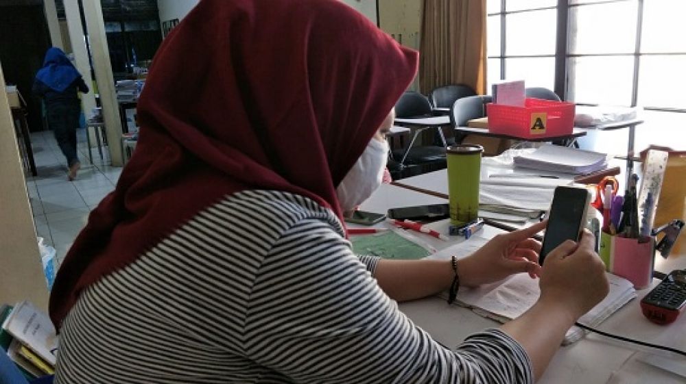 Salah satu pengajar LBB di kawasan Surabaya Barat, sedang memberikan les privat secara daring menggunakan video WhatsApp kepada murid didiknya, kemarin.

Foto: Sp/Byta Indrawati