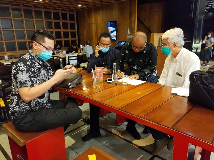 Salah satu advokat di Surabaya, saat melakukan advis dengan salah satu klien di salah satu restoran. SP/Istimewa