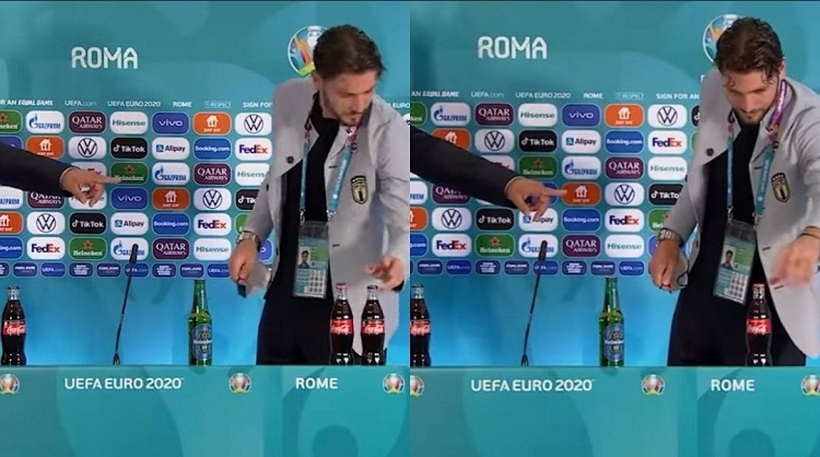 Manuel Locatelli saat menggeser minuman bersoda Coca-cola. SP/ SBY