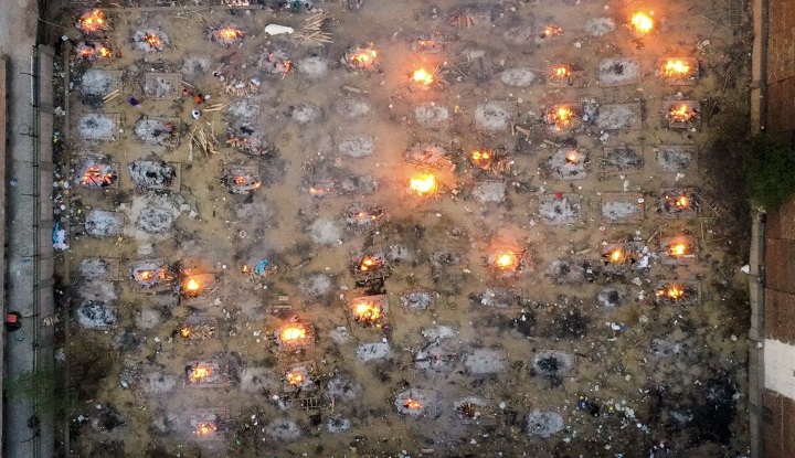 Kremasi massal terpaksa dilakukan pemerintah setempat mengingat angka kematian akibat covid-19 melonjak tajam sejalan dengan kasus konfirmasi covid-19.