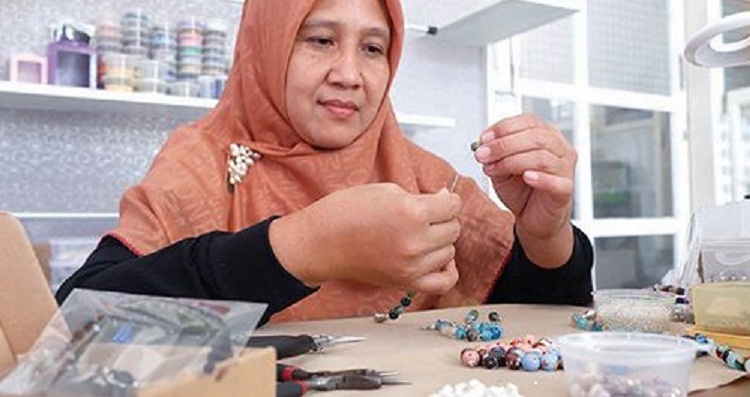 Luchy Riswanti yang tengah membuat tasbih dari batu alam. SP/ TLG