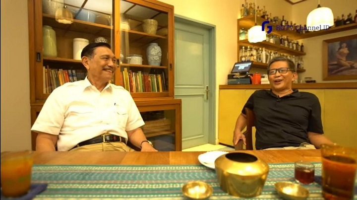 Luhut Binsar Panjaitan berbincang dengan Rocky Gerung yang ditayangkan di podcast milik Rocky Gerung.