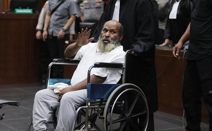 Ekspresi Lukas Enembe usai divonis di Pengadilan Tipikor Jakarta. Dalam banding, hukuman Gubernur Papua diperberat menjadi 10 tahun penjara dan kembalikan uang Rp 47 miliar.