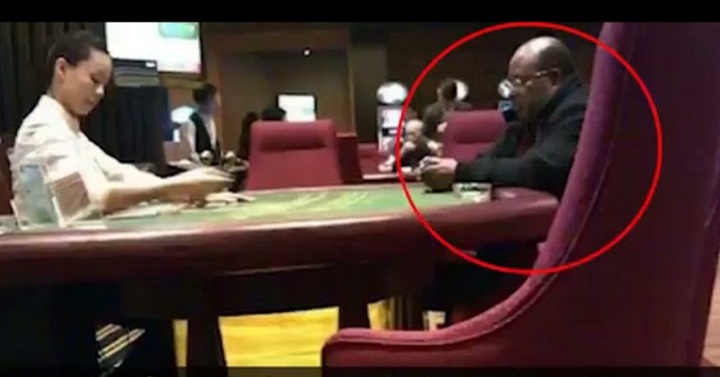 Beredar di media sosial, foto Gubernur Papua, Lukas Enembe, sedang bermain judi di salah satu kasino yang diduga dilakukan di Malaysia.