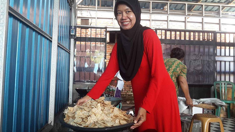 Luluk Nurdiana saat mengolah keripik tempe. SP/ BYW
