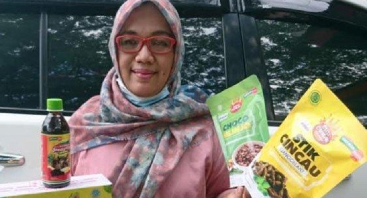 Lusia Widiarini dengan produk janggelan miliknya. SP/ PNG