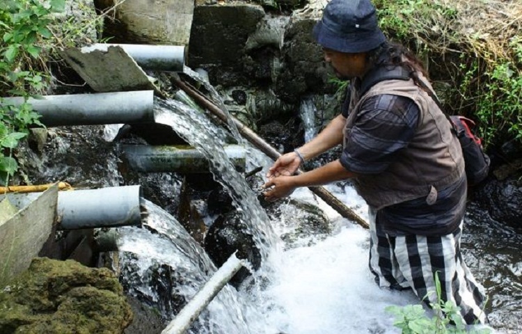 M. Zainal Arifin mencuci muka di sumber air yang ada di Desa Canggu, Kediri. SP/ KDR