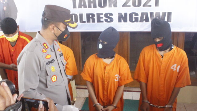 Pelaku ditanya oleh Kapolres Ngawi saat pers release