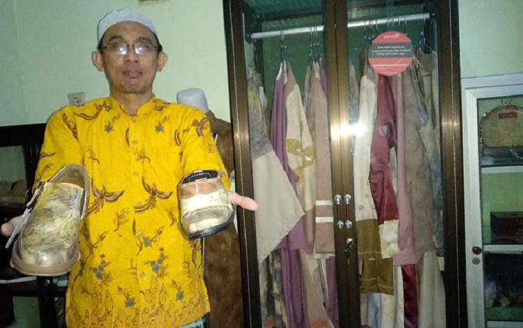 Muhamad Hasib menunjukkan produk sepatu ecoprint. SP/ MJK