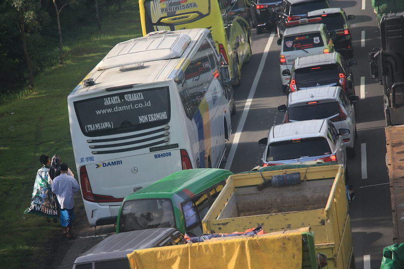 Suasana kemacetan di ruas Tol Waru - Gempol menuju lokasi Harlah 1 Abad NU, Selasa pagi 7/3/2023.  Foto SP/Riko Abdiono