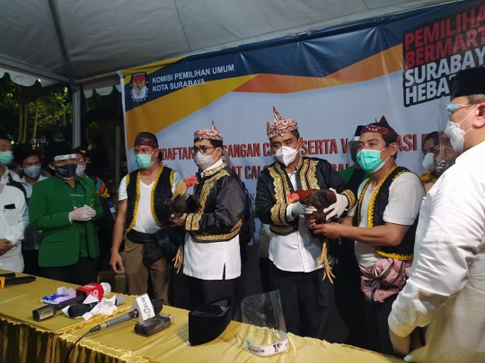 Paslon Machfud Arifin – Mujiaman Sukirno langsung mengenakan rompi Sawunggaling usai berkas pendaftaran diterima oleh KPU kota Surabaya.

Foto: Sp/byta indrawati