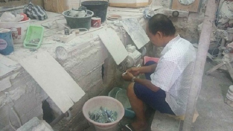 H Madhana saat membuat kerajinan kerrang di rumahnya. SP/ SMP