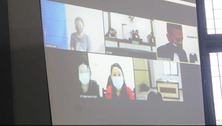 Ho Hariaty (bermasker jaket merah baju hitam) saat menjalani sidang dalam perkara mafia tanah di PN Siak. SP/Senarai