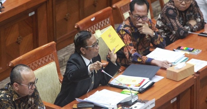 Menko Polhukam Mahfud MD memberikan penjelasan kepada anggota Komisi III DPR RI terkait transaksi Rp 349 Triliun di Gedung DPR RI.