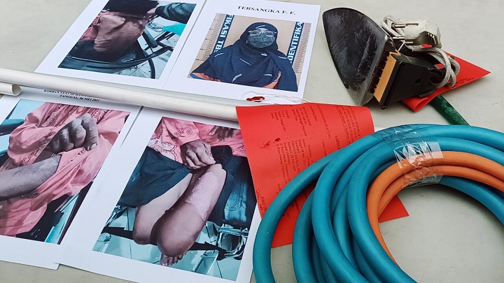 Beberapa barang bukti yang dipakai Fairus untuk menganiaya EAS selama bekerja menjadi ART. SP/Arlana Byob