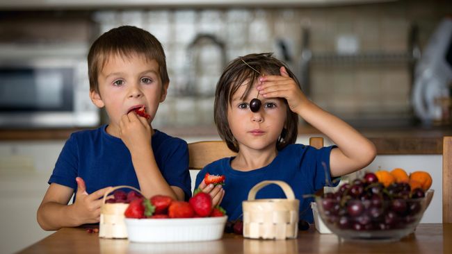 Salah satu anak sedang mengkonsumsi buah-buahan organik. SP/ SBY